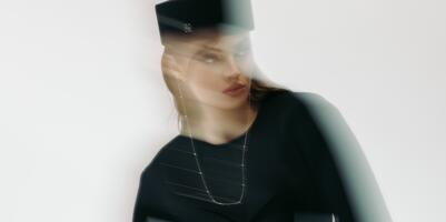 Brand NO.8 viib rännakule läbi moe aastakümnete: naine, kes neid rõivaid kannab, ei järgi moetrendide kaost