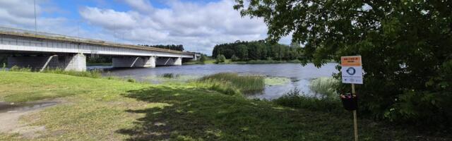 Suitsukonid ja plastpakendid: Pärnu ja Harjumaa jõekaldad on prügist tulvil
