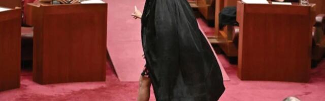 Kuna burkat keelustada ei taheta, ilmus austraallanna protestiks parlamenti just burkas