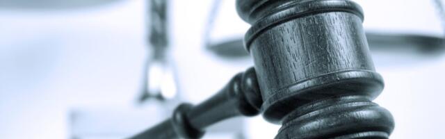 Isa sõidab linnamaasturiga, käib puhkusereisidel, aga – läks kohtusse pojalt elatist nõudma