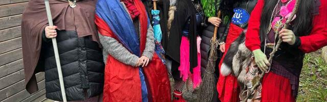 Aru­kü­la lau­lu­väl­ja­kul eten­dus ko­ha­li­ku näi­tet­ru­pi „Nõia­värk“