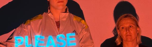 Miks ronib keskealine naine koos pojaga lavale? 