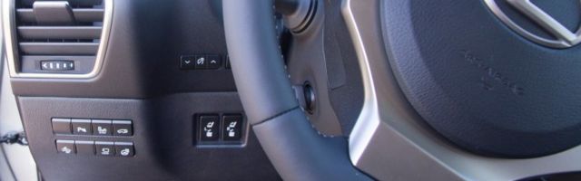 Päev liikluses: Lexus lõhkus Tallinn-Pärnu maanteel teepiirdeid ja liiklusmärke