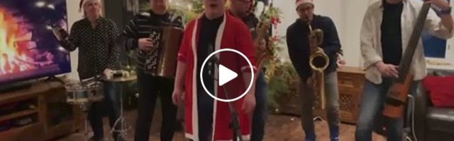 Päkapikk kontrabassil Paul Kikerpuu....Hyvää joulua!…