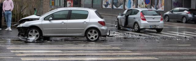 FOTOD | Alkoholijoobes juht sattus Tallinna kesklinnas avariisse, teise auto juht viidi haiglasse