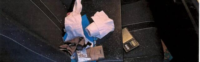 Politsei leidis Tartus sõidukit kontrollides suures koguses narkootilist ainet