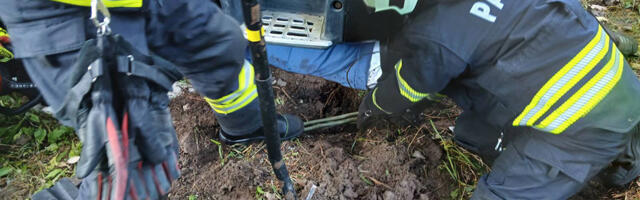 Mustvee vallas jäi mees veoauto alla kinni