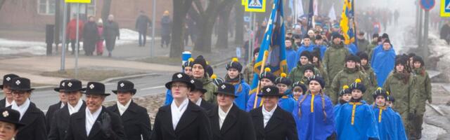 Vabariigi aastapäev Viljandis ⟩ Lipuvärvid põsel, lipp käes ja Eesti südames