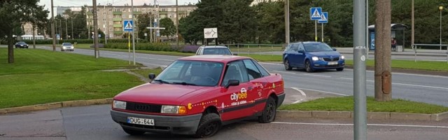 CityBee retro-Audi sõideti katki ning auto jäeti maha