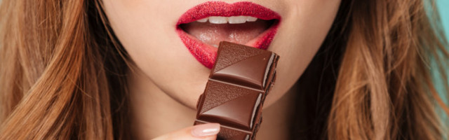 Ei või olla! Kas ka sina oled üks neist, kes sööb šokolaadi valesti?