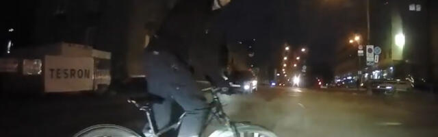 Video: Liiklusintsident EKRE liikmest autojuhti ja jalgratturi vahel