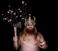 Urmas Lüüsi ja Hans-Otto Ojaste installatiivne seisundilavastus “Öökull huikas ja samovar undas ühtevalu”