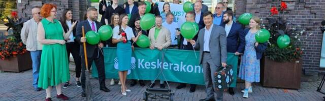 Meeleolukas fotogalerii Keskerakonna Tallinna valimisnimekirjade üleandmisest valimiskomisjonile