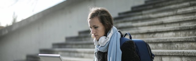 Kui ei testi, siis koolimajja ei pääse! Testimata õpilane pidi kontrolltööd tegema kooliõuel