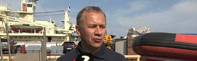 Reporter: Ajakirjanikele tutvustati Estonia vrakki uurima sõitvat jäälõhkujat