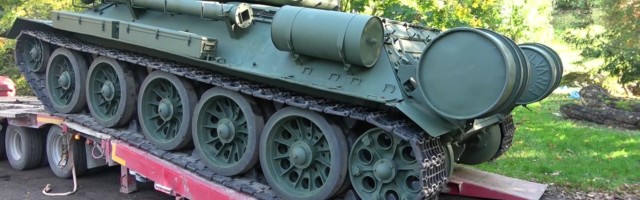 Reporter: Eesti ainus täiskomplektne tank T-34 jõudis sõjamuuseumi juurde