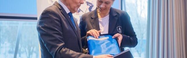 Eesti Lipu Selts andis olümpiakoondisele üle traditsioonilise kingituse