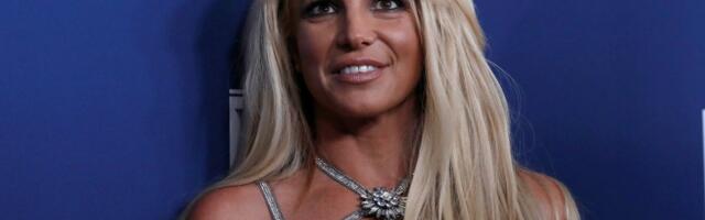 Uus suhe? Popstaar Britney Spears kudrutas luksusjahil nägusa härraga