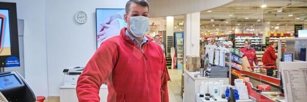 Selver katab kaitseklaasiga infoletid ja kassad