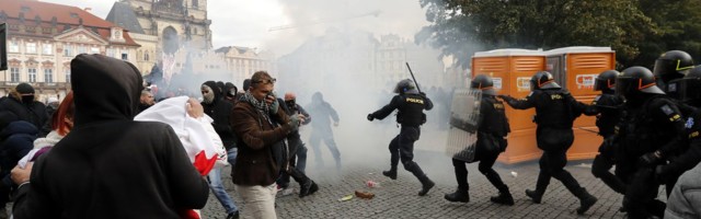 Praha koroonapiirangute vastane meeleavaldus muutus vägivaldseks