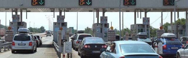 Nišlije idu automobilima na vidovdanski protest u Beogradu u zajedničkoj koloni: Okupljanje ispred tehničkih fakulteta