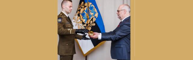 PILTUUDIS I President Karis andis liputoimkonnale üle Kaitseväe ohvitseri mõõga