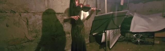 Reporter: Harkivi viiuldaja mängib keldris varjul olevatele kaaslastele