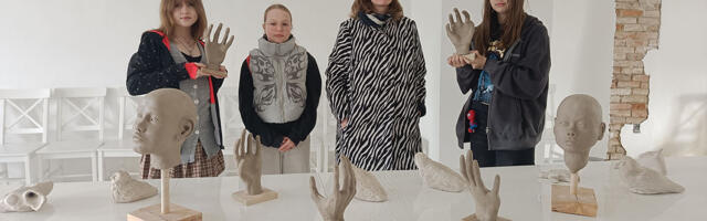 Kuu­sa­lu kuns­ti­de koo­li õpi­las­te skulp­tuu­ri­näi­tus pas­to­raa­dis