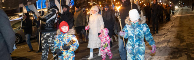 GALERII | EKRE tähistas tõrvikurongkäiguga Tartu rahu aastapäeva