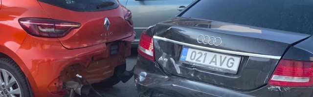 Reporter: Haaberstis rammis purjus naine 10 autot!