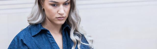 VIDEO | Flirtimine kopsaka trahviga. Kelly Sildaru kihutas Balil rolleriga, ühes käes telefon ja teises surfilaud