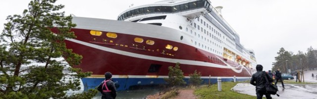 Viking Line'i laev pukseeriti madalikult sadamasse