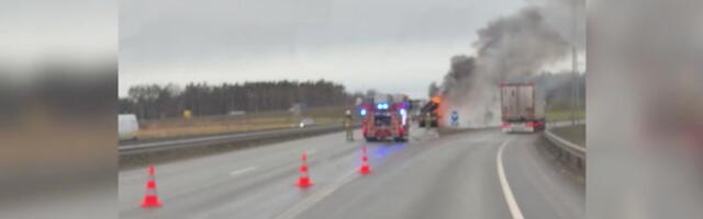 VIDEO | Saku vallas Tallinna ringteel põleb veok, üks sõidusuund on suletud