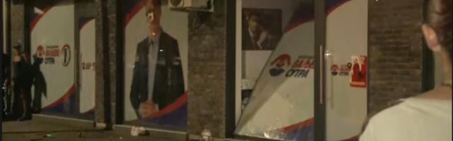 Haos u Valjevu: Maskirane pristalice SNS gađale demonstrante, policija se povukla, razbijeni izlozi na ulazu u stranku