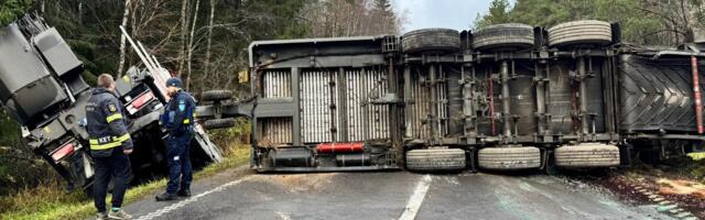FOTOD | Raplamaal põrkasid kokku kaks veoautot, keegi viga ei saanud