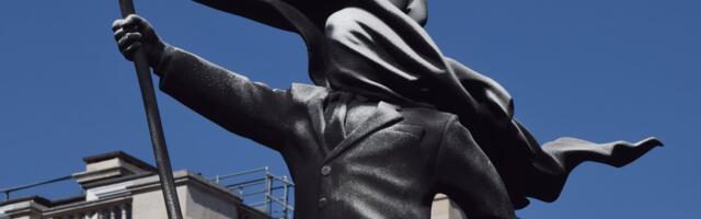 Buckinghami palee lähistele kerkis üleöö tänavakunstniku Banksy loodud üleelusuurune skulptuur