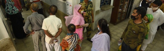 India Lääne-Bengali osariigis kogunevad keset ränka koroonakriisi inimmassid valima. Karta võib uut epitsentrit