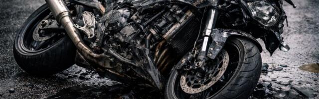 Mootorratta ja auto kokkupõrge Kaunissaares: Mootorrattur pääses kergete vigastustega