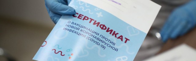 Venemaa pakub vaktsineerimisreise ja Lätis uuritakse vaktsineeritud eaka naise surma