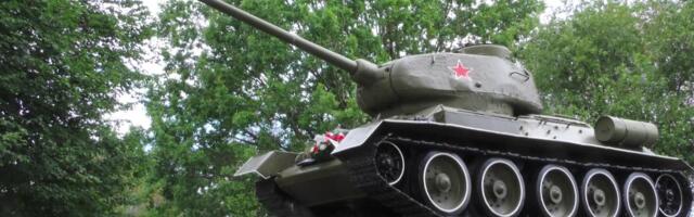 Narva punatanki juurde toodi lilli, et tähistada linna hävitamise aastapäeva