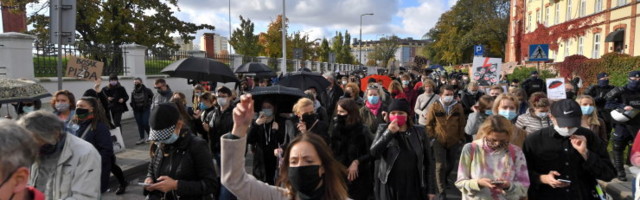 Tuhanded poolakad avaldasid meelt pea täieliku abordikeelu vastu, järgmisena on oodata liikluse blokeerimist
