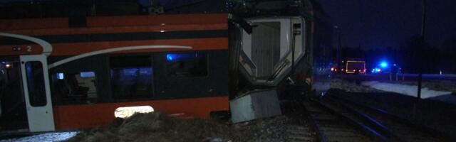 Reporter: Rongiõnnetus Külitsel: Pooleks rebitud rong ja tuule käes lõdisevad reisijad põllu peal!