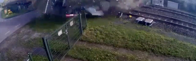 VIDEO: veok jäi raudtee ülesõidule kinni ja rong sõitis sisse