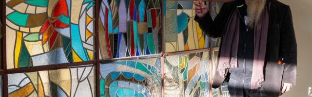 RÄNDAV VITRAAŽ | Valev Seina suur teos rändas muuseumi