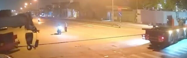 VIDEO: mootorrattur sõitis vastu trossi ja jäi peata. NB! Nõrganärvilistele mittesoovitav