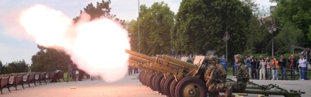 Počasna artiljerijska paljba povodom Dana Vojske Srbije! Grmelo sa Kalemegdana, prisustvovao i ministar Gašić (foto)