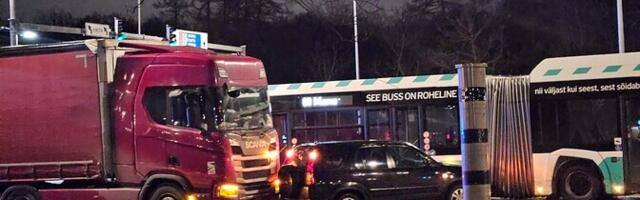 В Таллинне на Рейди теэ столкнулись грузовик, автомобиль и автобус: движение нарушено