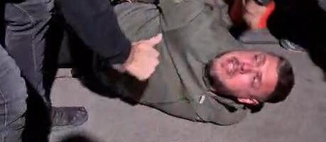 NOVI SNIMCI HAPŠENJA VLADIMIRA ŠTIMCA: Pravio haos ispred Skupštine, huškao nasilnike da napadnu Ćacilend, BESNO URLAO NA POLICIJU (VIDEO)