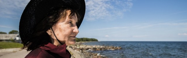 ÜLEVAATENÄITUS | Naine mere kaldal