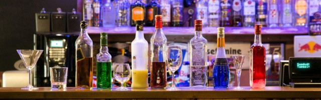 Alkoholi müügipiirangust jäi väheks, kohe tuleb öine joomispiirang
